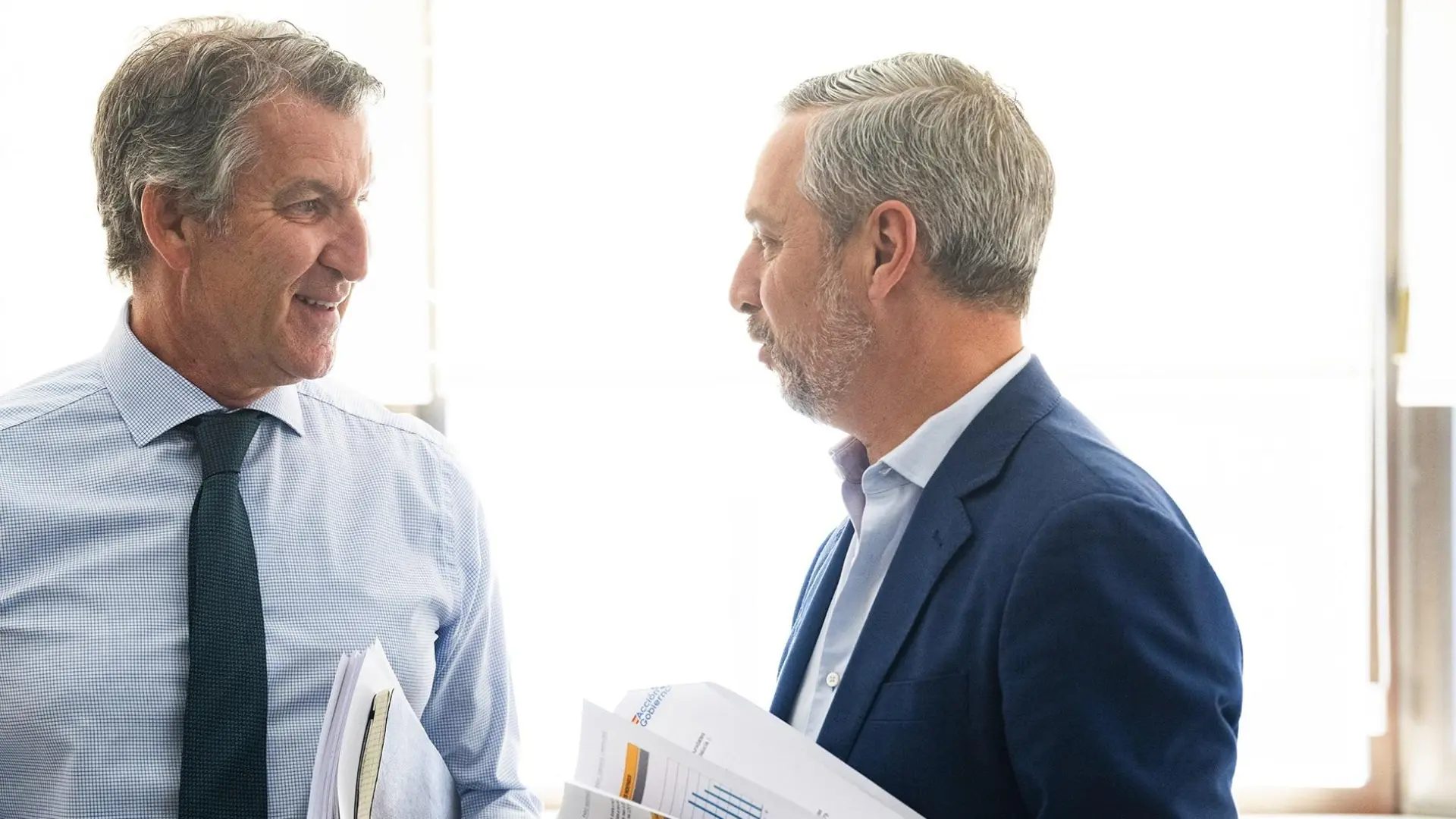 El presidente del PP, Alberto Núñez Feijóo, y el vicesecretario de Hacienda, Vivienda e Infraestructuras, Juan Bravo, antes del Comité de Dirección del PP del 6 de abril de 2026.David Mudarra / PP