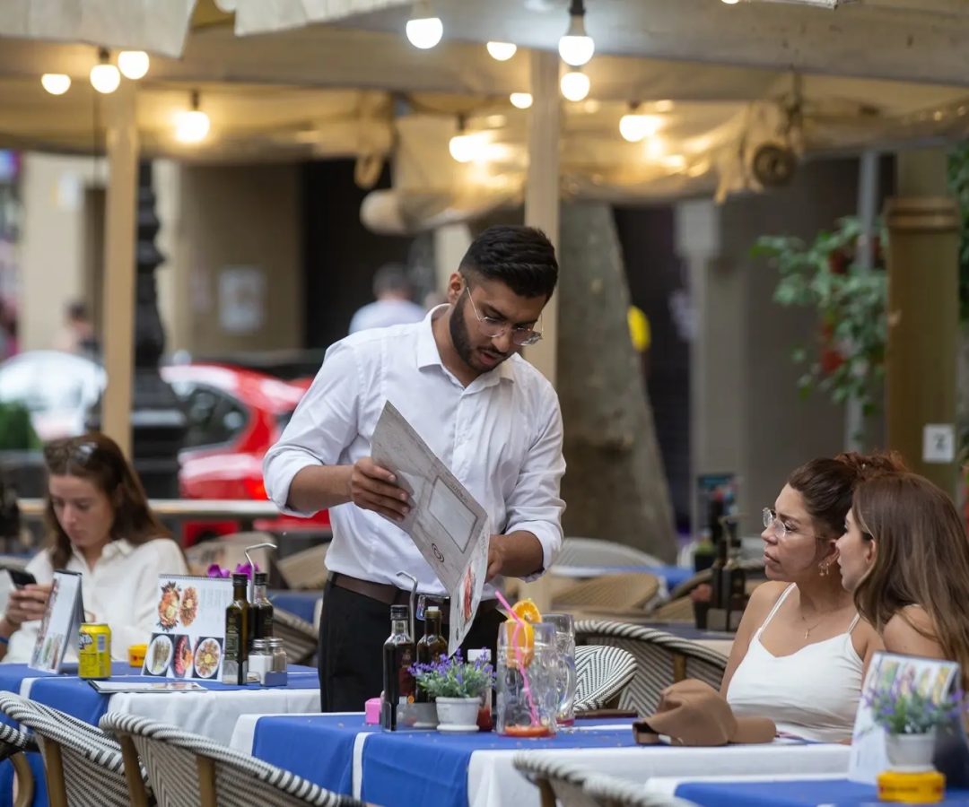 Un camarero atiende a una mesa en las Ramblas, en Barcelona.David Zorraquino/Europa Press