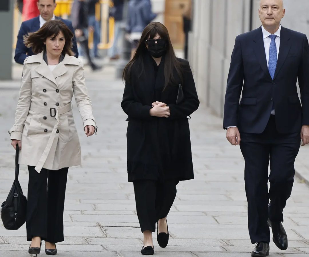 Jessica Rodríguez (c), expareja del exministro José Luis Ábalos, llega este martes al Tribunal Supremo.EFE