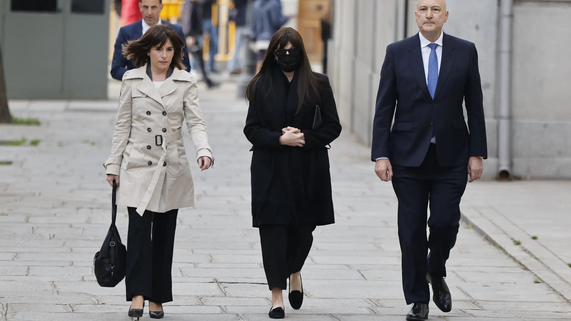 Jessica Rodríguez (c), expareja del exministro José Luis Ábalos, llega este martes al Tribunal Supremo.EFE