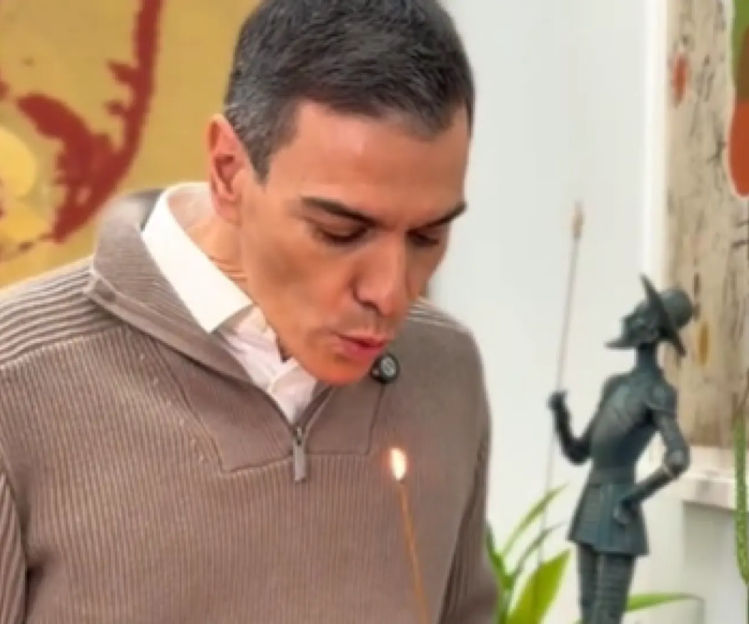 El presidente del Gobierno, Pedro Sánchez, muestra algunos objetos de su despacho.CEDIDA