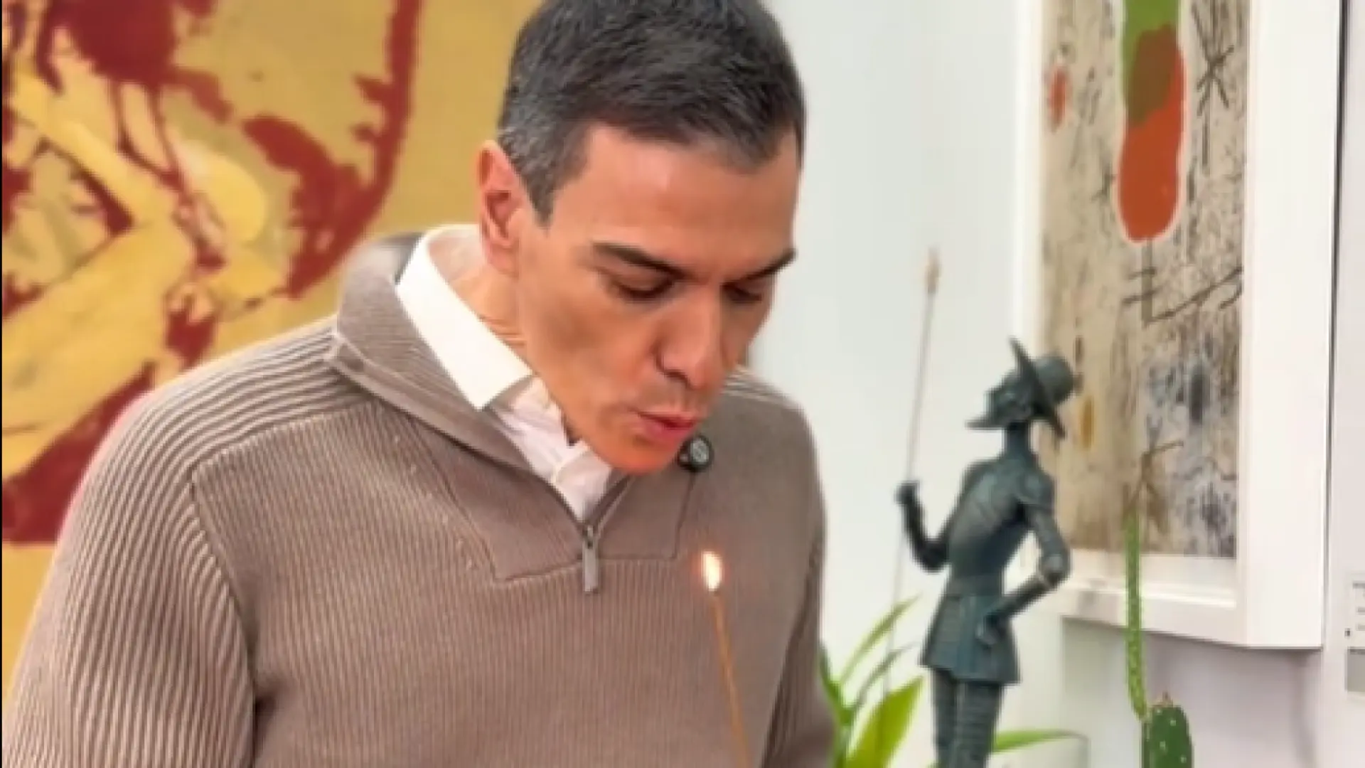 El presidente del Gobierno, Pedro Sánchez, muestra algunos objetos de su despacho.CEDIDA