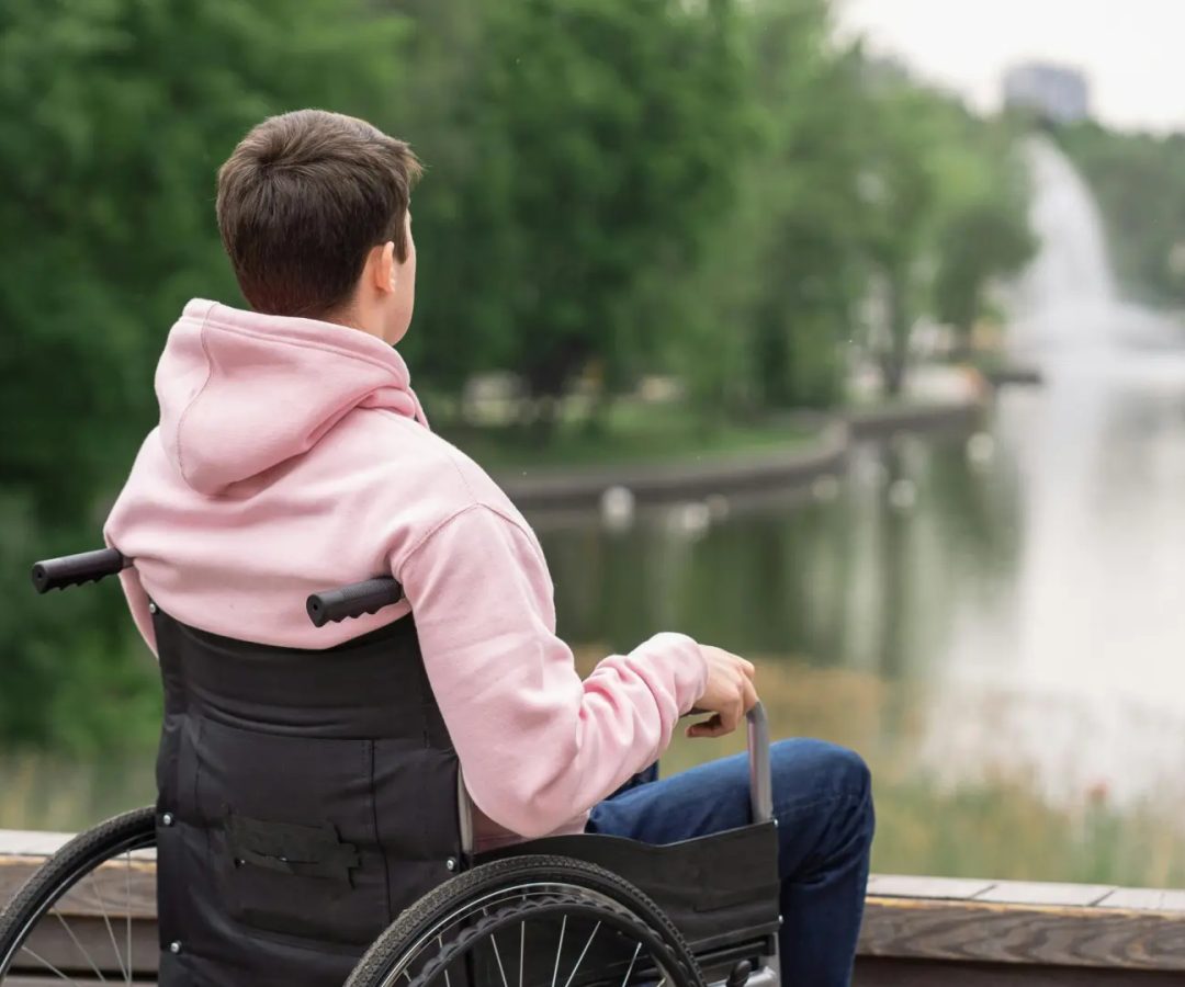 Un adolescente en silla de ruedas.Foto de SHVETS / Pexels