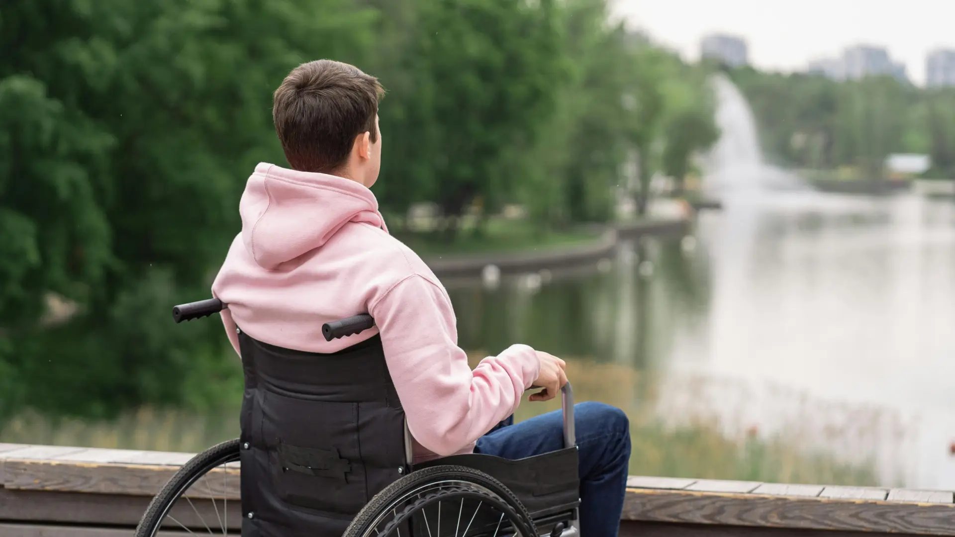 Un adolescente en silla de ruedas.Foto de SHVETS / Pexels