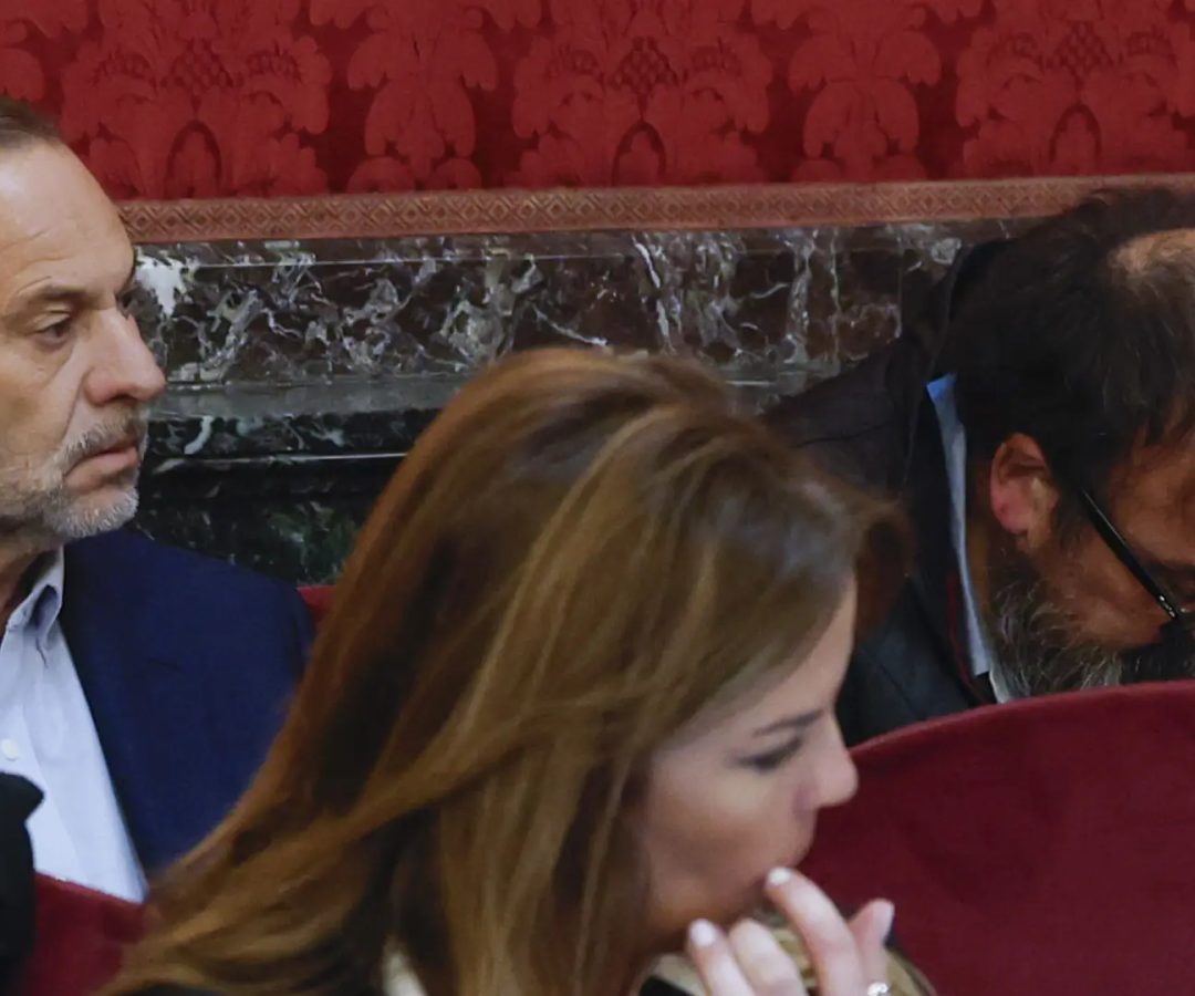 El exministro José Luis Ábalos (i) en el banquillo de los acusados este martes en el primer día del juicio contra él, contra su exasesor Koldo García y contra el empresario Víctor de Aldama en el Tribunal Supremo por el caso de las mascarillas.ARCHIVO