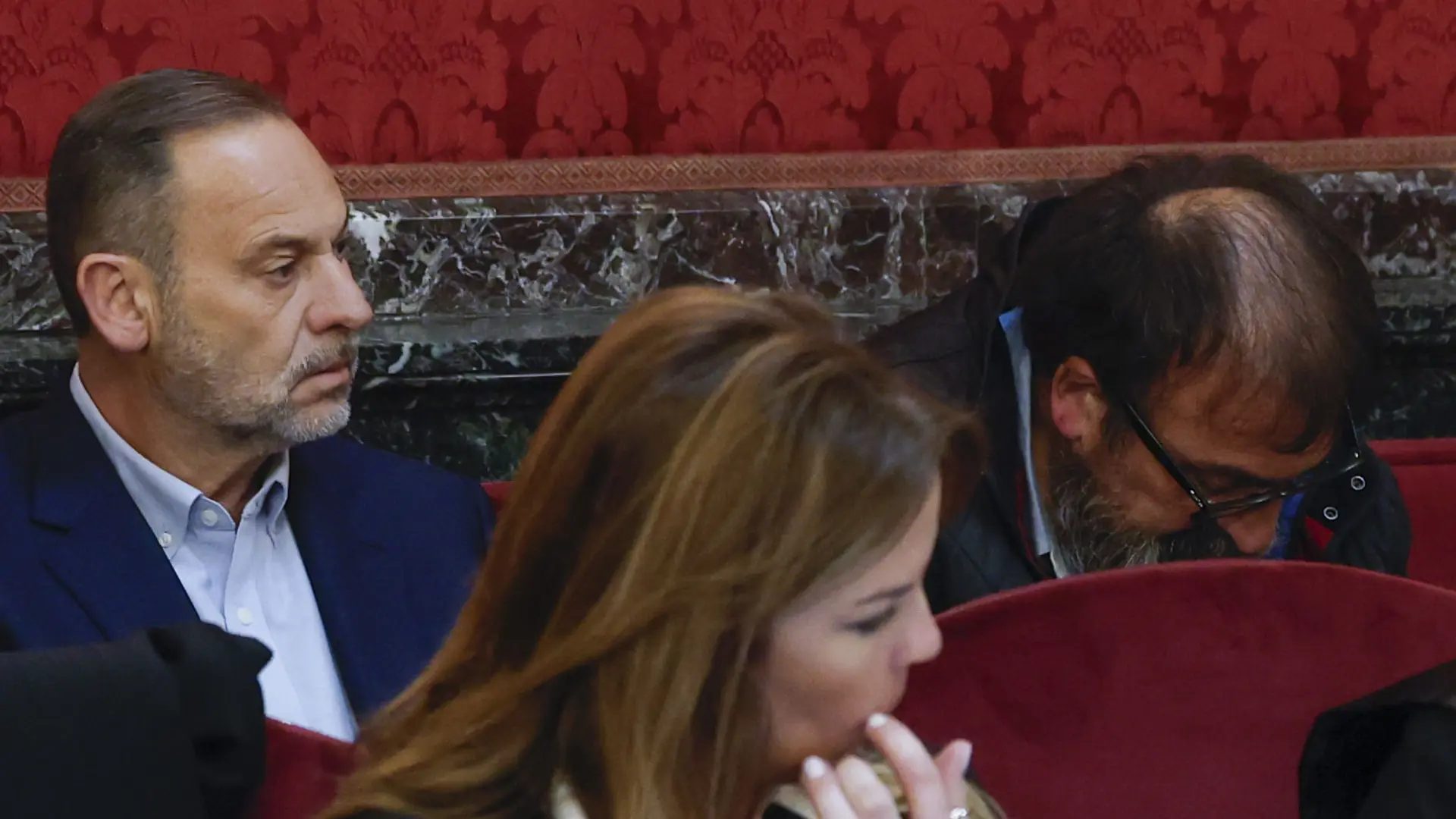 El exministro José Luis Ábalos (i) en el banquillo de los acusados este martes en el primer día del juicio contra él, contra su exasesor Koldo García y contra el empresario Víctor de Aldama en el Tribunal Supremo por el caso de las mascarillas.ARCHIVO