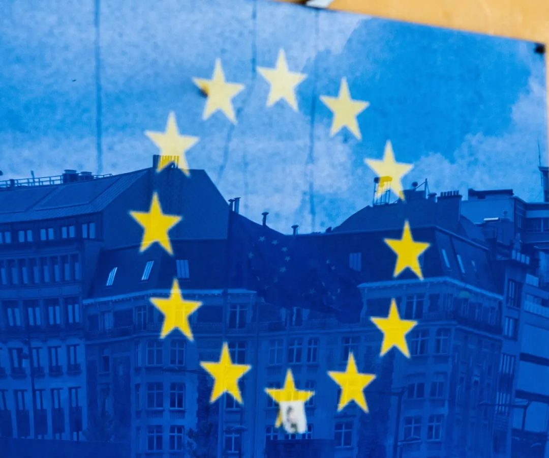 El Gobierno mantendrá la rebaja del IVA a los carburantes como medida "temporal" pese al aviso de BruselasSede de la Comisión Europea en Bruselas