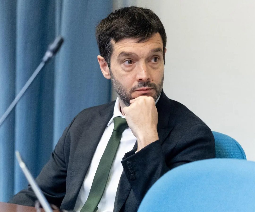  El ministro de Derechos Sociales, Consumo y Agenda 2030, Pablo Bustinduy, comparece ante los medios, en la sede del Ministerio, a 8 de abril de 2026, en Madrid Eduardo Parra - Europa Press