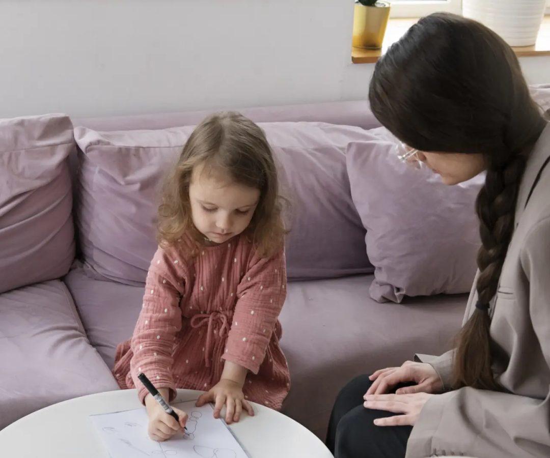 Foto de archivo de una niña en terapia.Freepik
