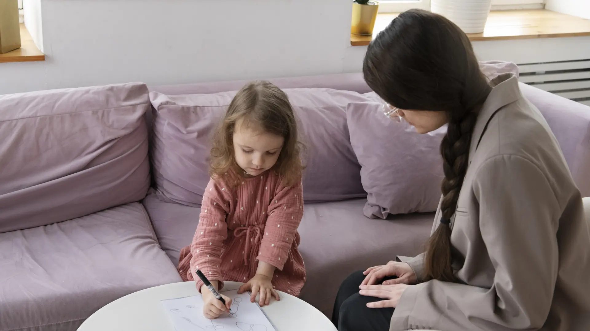 Foto de archivo de una niña en terapia.Freepik