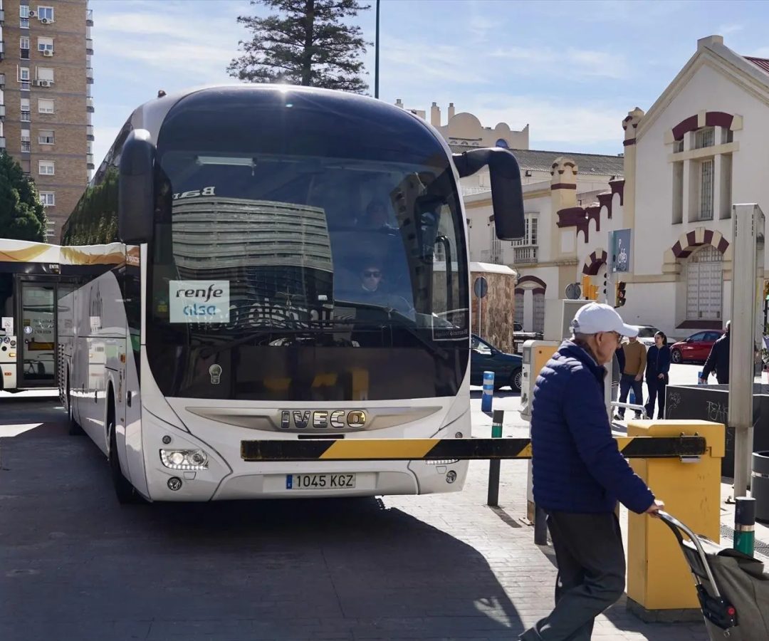 Pasajeros de la línea de alta velocidad Madrid-Málaga llegando a la capital malagueña en autobús desde Antequera el pasado 18 de febrero.Europa Press