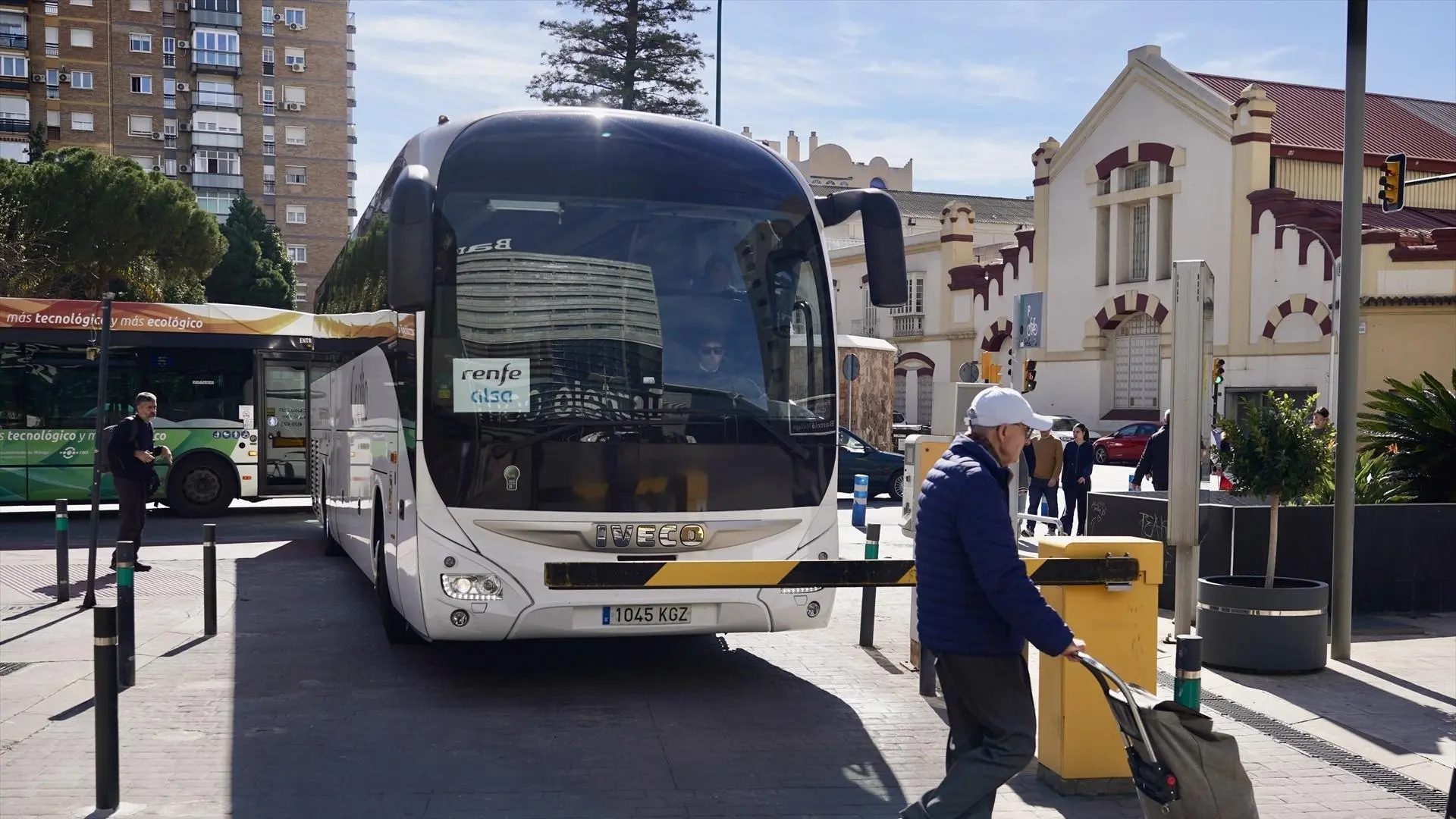 Pasajeros de la línea de alta velocidad Madrid-Málaga llegando a la capital malagueña en autobús desde Antequera el pasado 18 de febrero.Europa Press