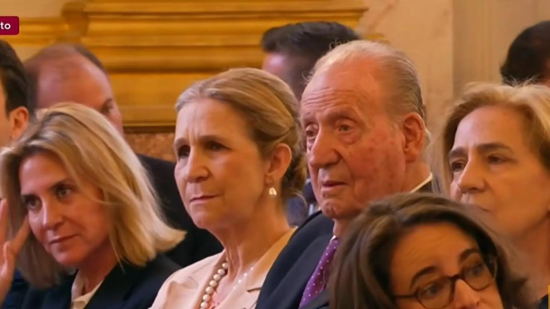 El rey Juan Carlos I, este sábado en París, acompañado de sus hijas y ed su nieto Felipe Juan Froilán.RTVE