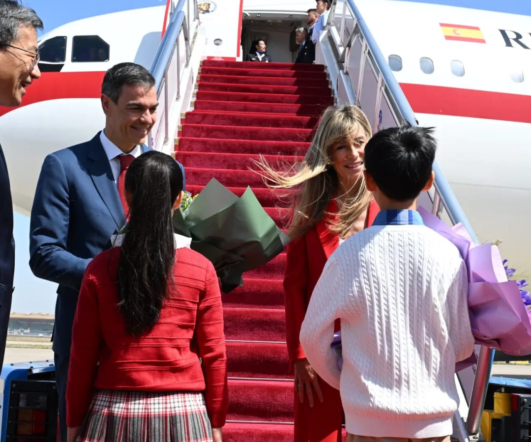 Pedro Sánchez y Begoña Gómez, a su llegada este sábado a China.EFE