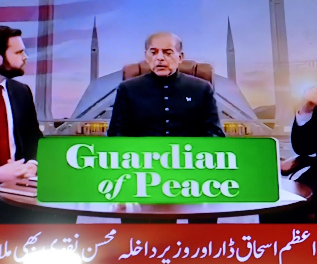 El vicepresidente de Estados Unidos, JD Vance (izquierda), junto al primer ministro pakistaní, Shehbaz Sharif (centro), y el presidente del Parlamento iraní, Mohammad Bagher Ghalibaf (derecha), aparecen en una pantalla de televisión en Peshawar (Pakistán).EFE