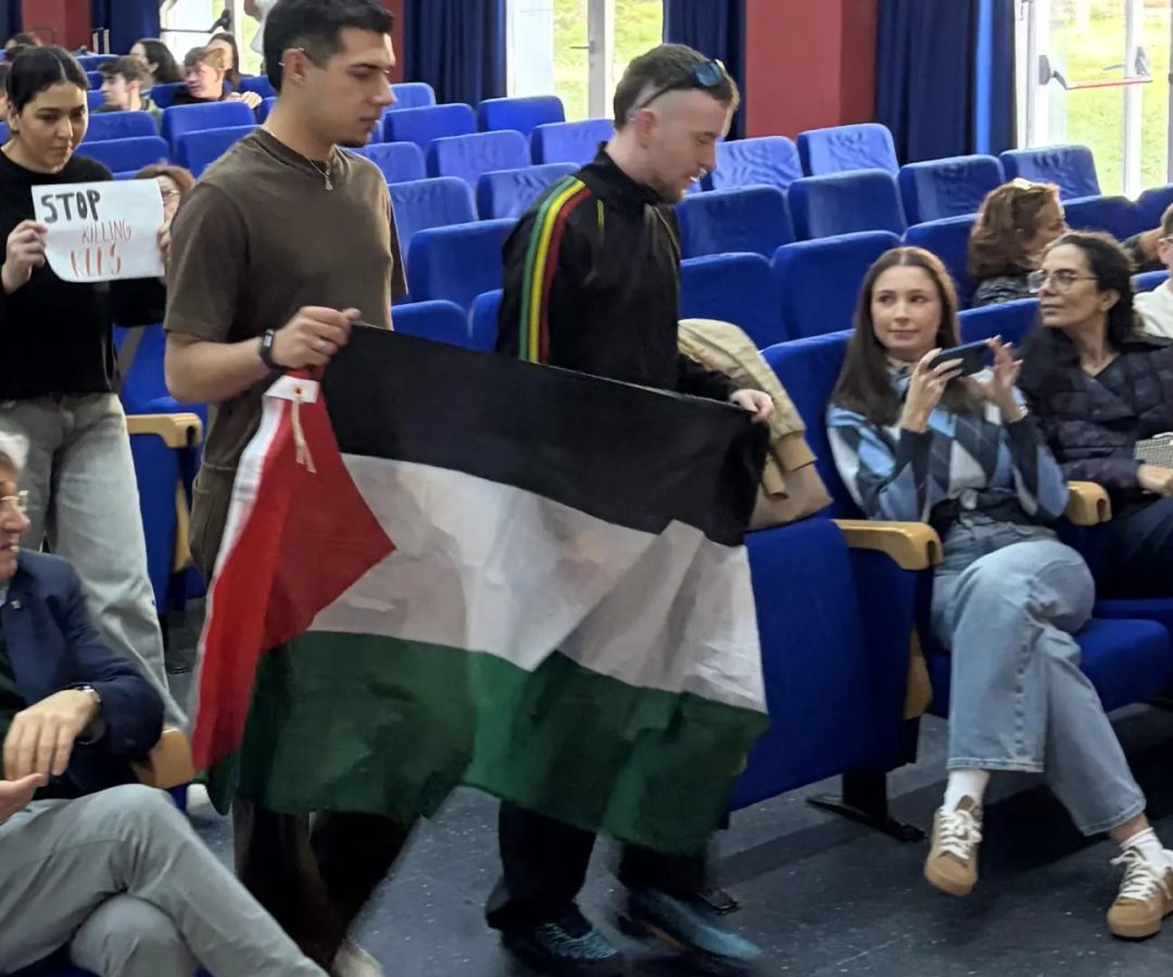 Antes de mi charla sobre "Franco para jóvenes", estudiantes de Magisterio de Cáceres, con la bandera de Palestina, manifiestan su protesta contra el genocidio de Netanyahu en Gaza.jams