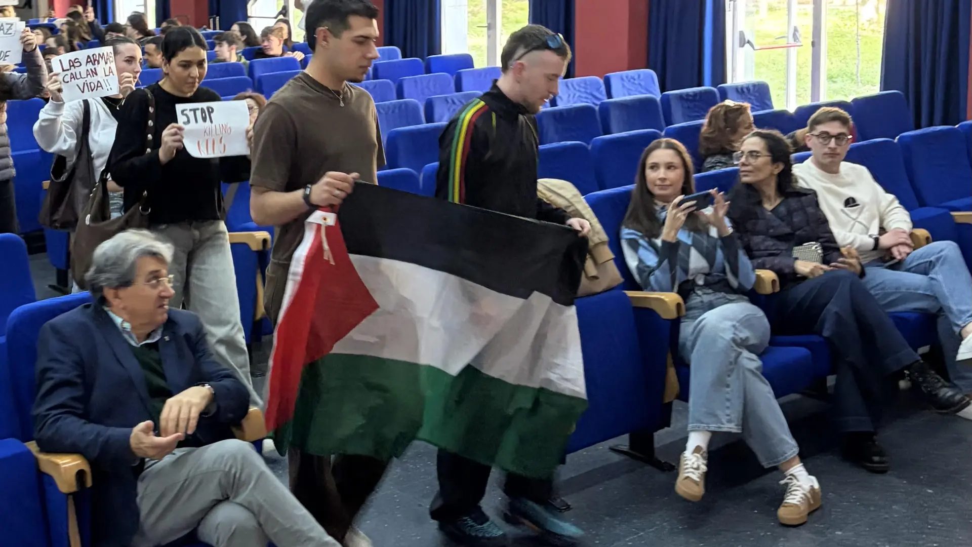Antes de mi charla sobre "Franco para jóvenes", estudiantes de Magisterio de Cáceres, con la bandera de Palestina, manifiestan su protesta contra el genocidio de Netanyahu en Gaza.jams