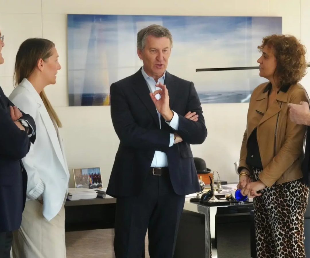 El líder del PP, Alberto Núñez Feijóo, antes de presidir la reunión del comité de dirección del PP del 13 de abril de 2026. Le acompañan varios miembros de su equipo: Dolors Montserrat, Esteban González Pons, Alma Ezcurra e Ildefonso Castro.David Mudarra / PP