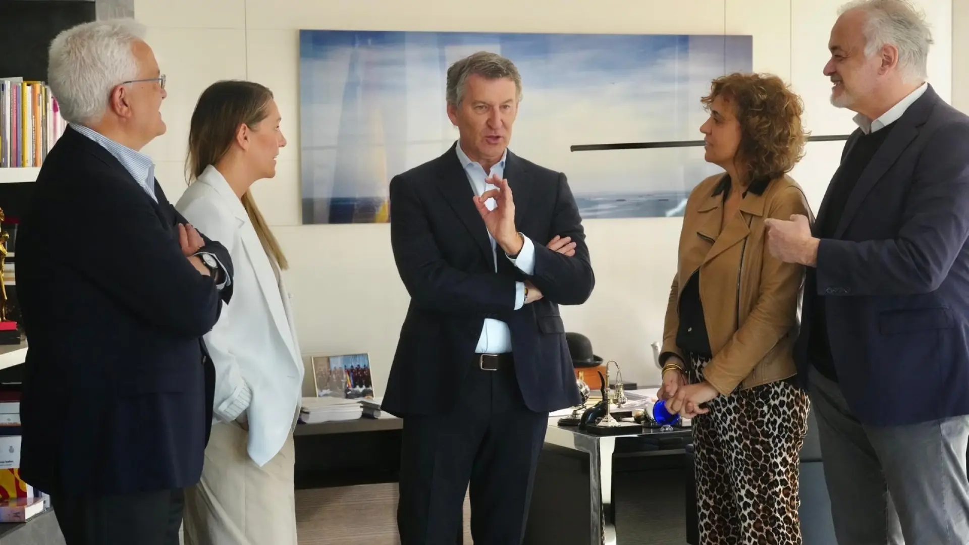 El líder del PP, Alberto Núñez Feijóo, antes de presidir la reunión del comité de dirección del PP del 13 de abril de 2026. Le acompañan varios miembros de su equipo: Dolors Montserrat, Esteban González Pons, Alma Ezcurra e Ildefonso Castro.David Mudarra / PP