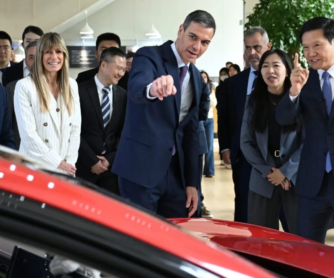 El presidente del Gobierno, Pedro Sánchez, en Pekín junto a su mujer, Begoña Gómez.Moncloa