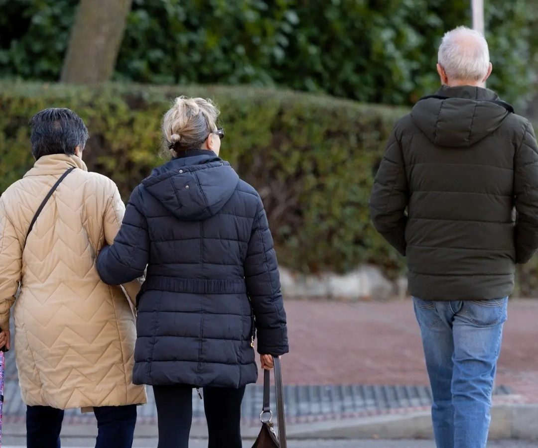 Personas de diferentes edades caminan por la calle.Eduardo Parra / EP / Archivo
