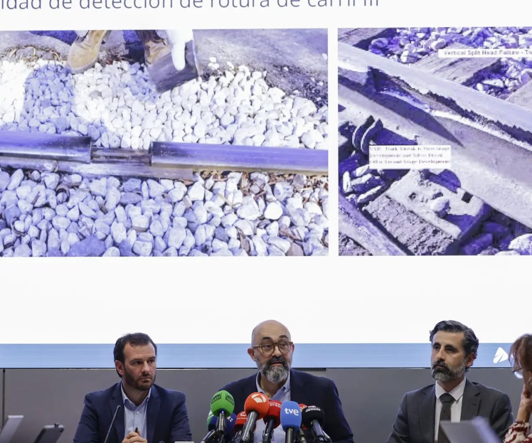 El presidente de Adif, Pedro Marco de la Peña, en la rueda de prensa en la ha cuestionado algunos elementos del último informe del Instituto Armado sobre el accidente ferroviario.Juanjo Martín