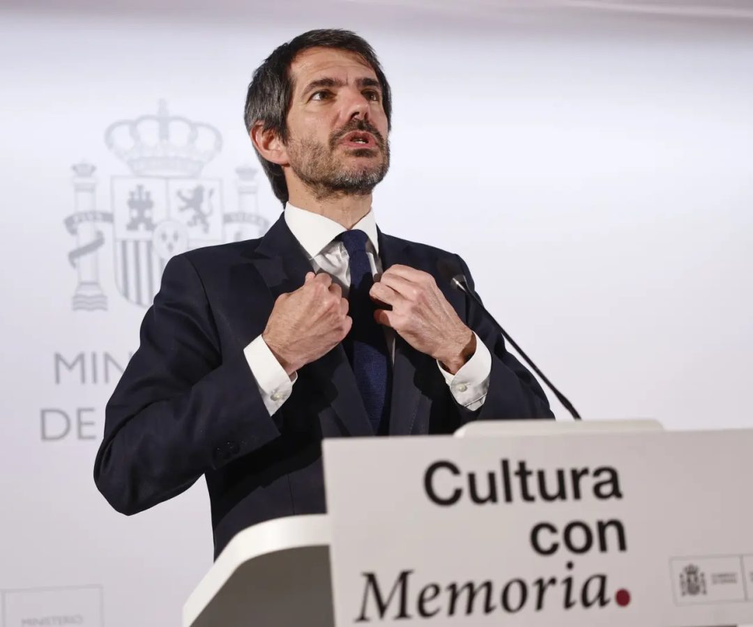 El ministro de Cultura Ernest Urtasun comparece ante los medios de comunicación para informar sobre los avances en el procedimiento para la extinción de la Fundación Nacional Francisco Franco, este martes en Madrid.EFE