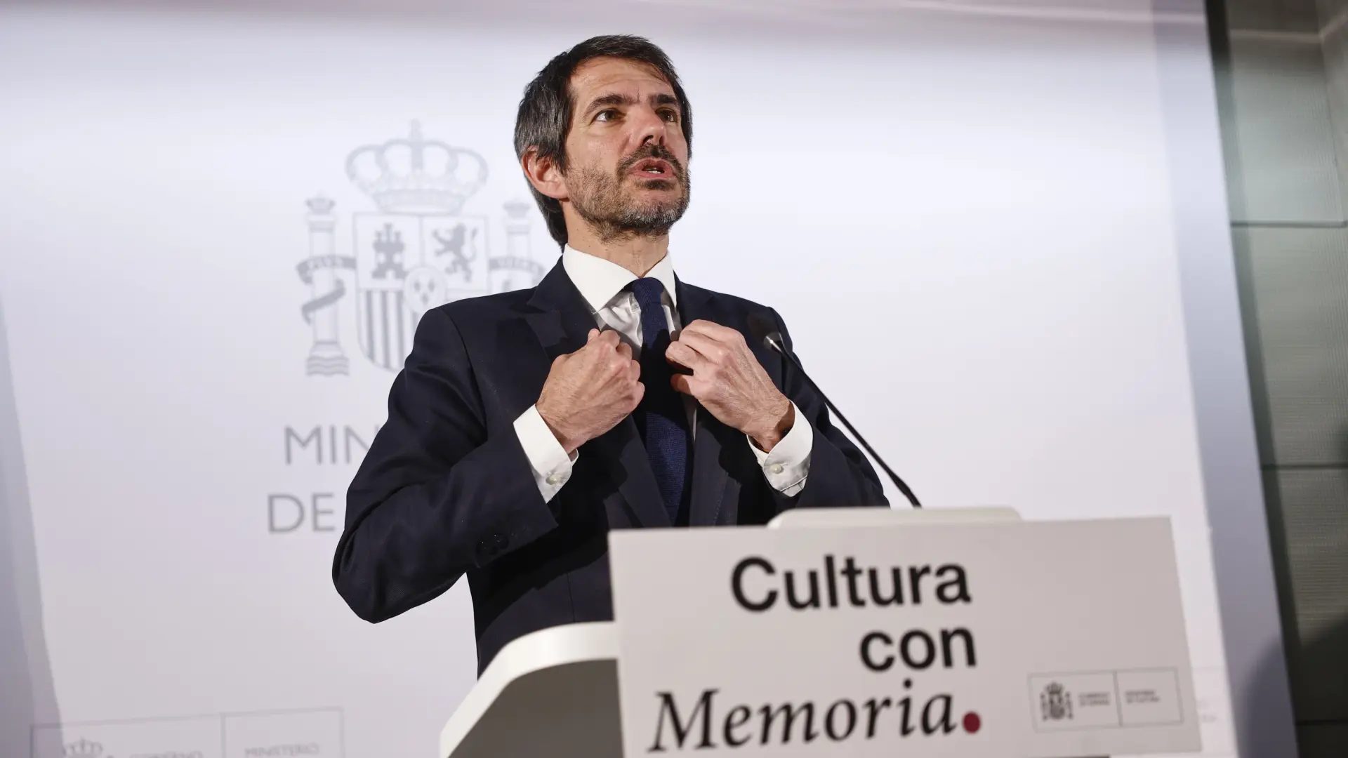 El ministro de Cultura Ernest Urtasun comparece ante los medios de comunicación para informar sobre los avances en el procedimiento para la extinción de la Fundación Nacional Francisco Franco, este martes en Madrid.EFE