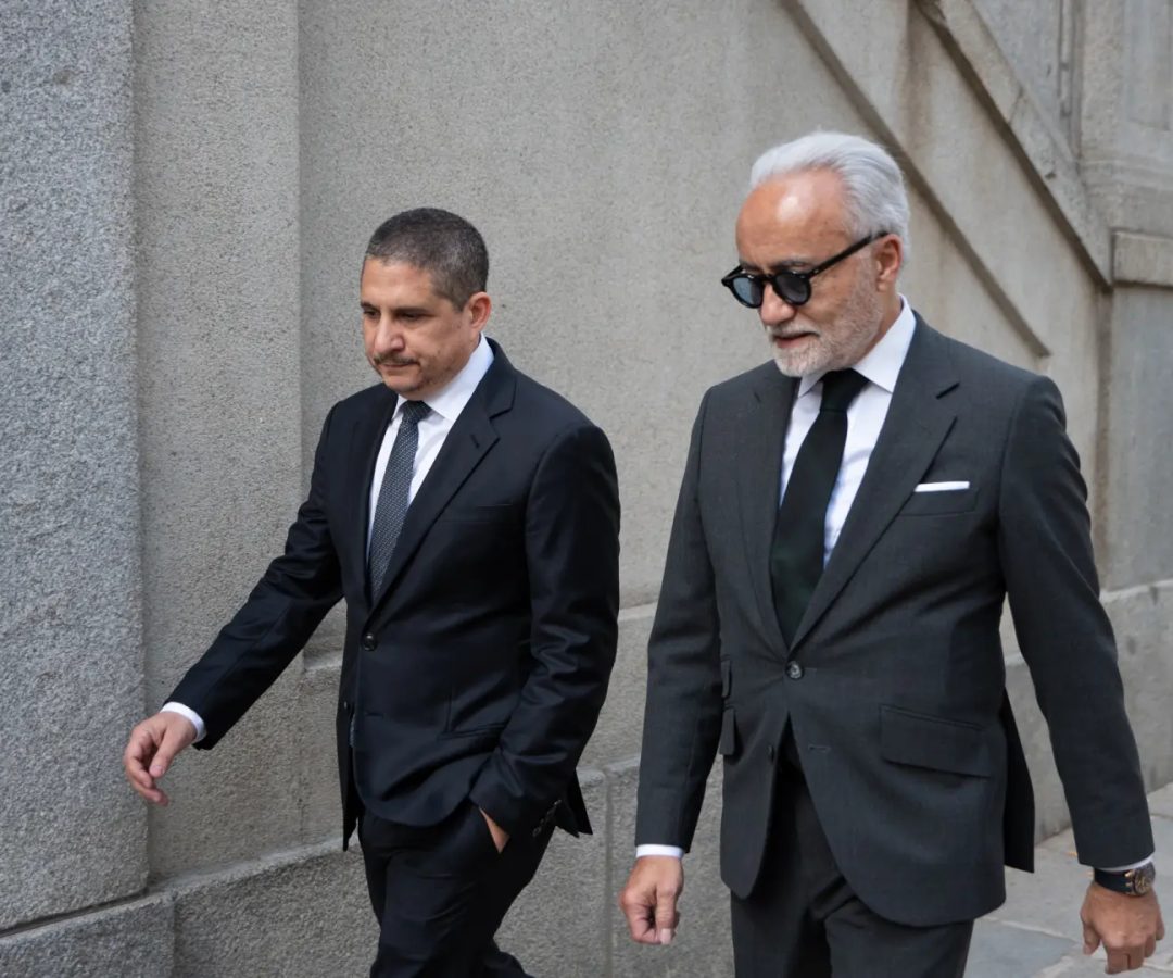 El antiguo jefe de personal de Adif, Michaux Miranda Paniagua (i), a su llegada al Tribunal Supremo.ISA SAIZ