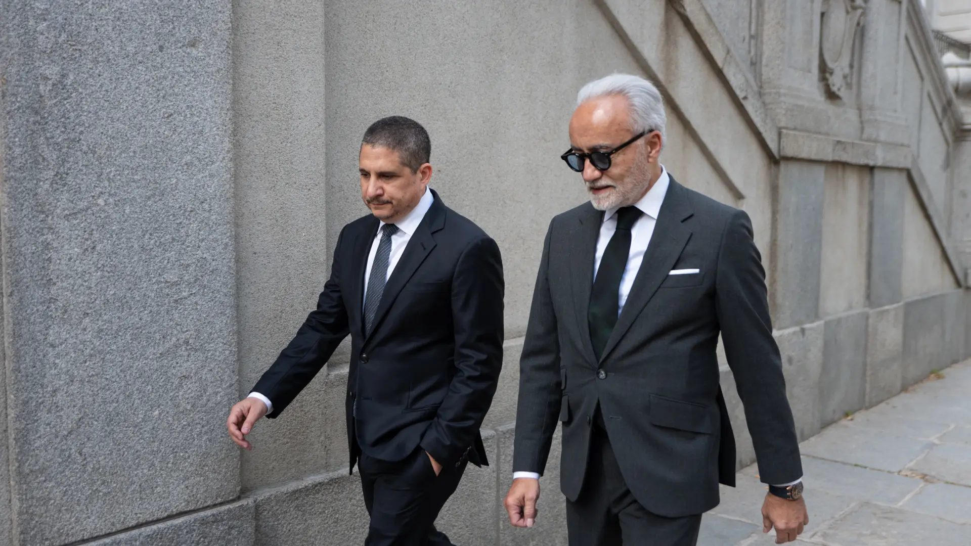 El antiguo jefe de personal de Adif, Michaux Miranda Paniagua (i), a su llegada al Tribunal Supremo.ISA SAIZ