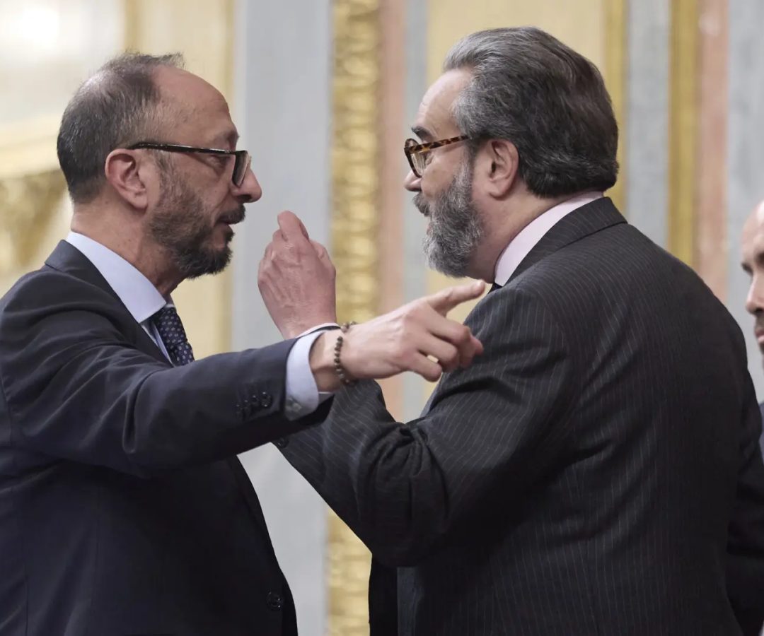 El vicepresidente primero del Congreso, Alfonso Rodríguez de Celis, y el diputado de Vox José María Sánchez, se encaran en el Congreso.Jesús Hellín / EP