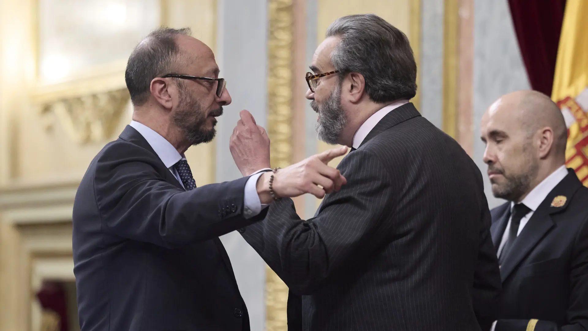 El vicepresidente primero del Congreso, Alfonso Rodríguez de Celis, y el diputado de Vox José María Sánchez, se encaran en el Congreso.Jesús Hellín / EP