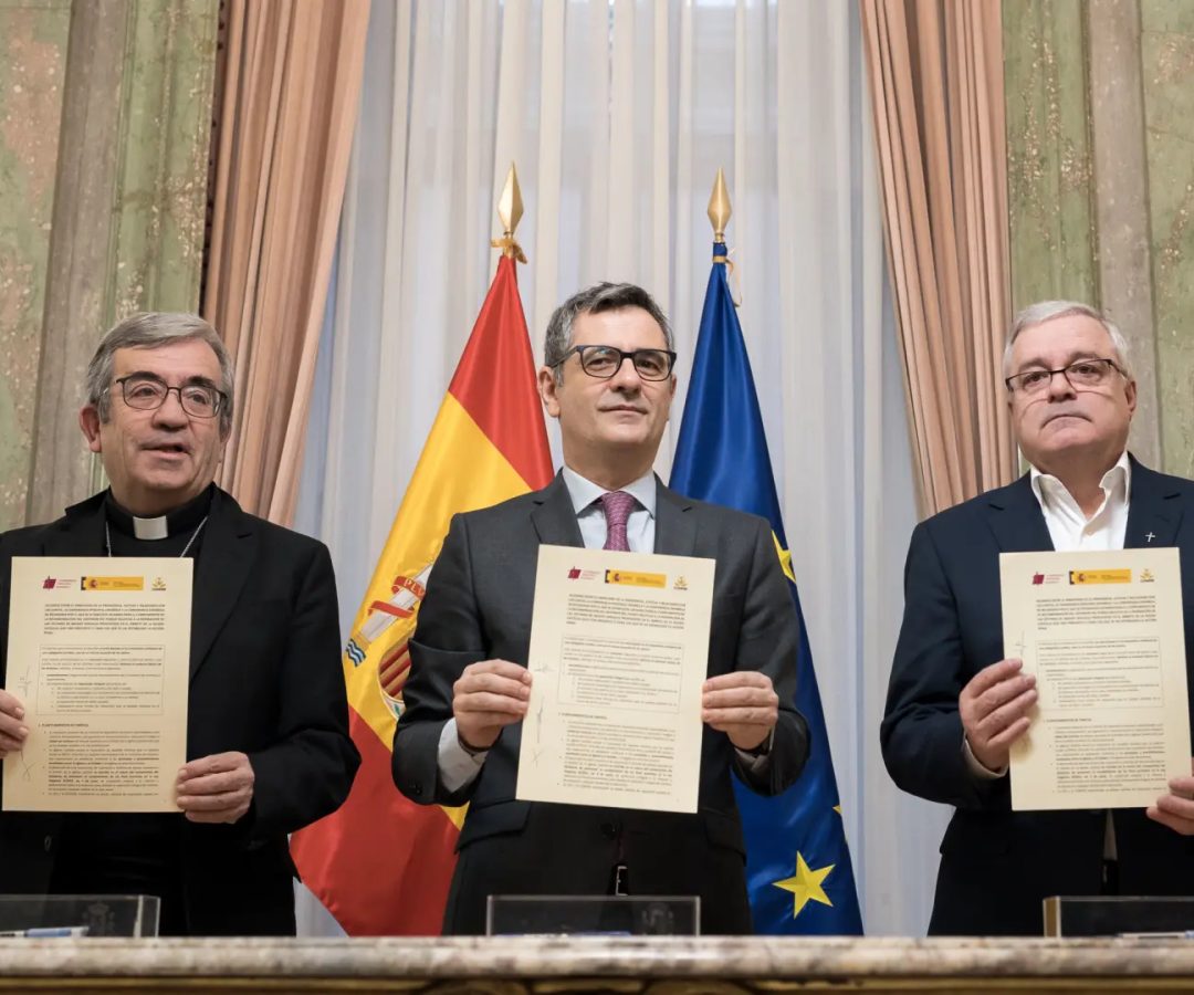 El ministro de la Presidencia, Félix Bolaños (c), el presidente de la Confederación Episcopal Española, Luis Argüello (i), y el de la Conferencia Española de Religiosos, Jesús Díaz Sariego.Diego Radames / EP
