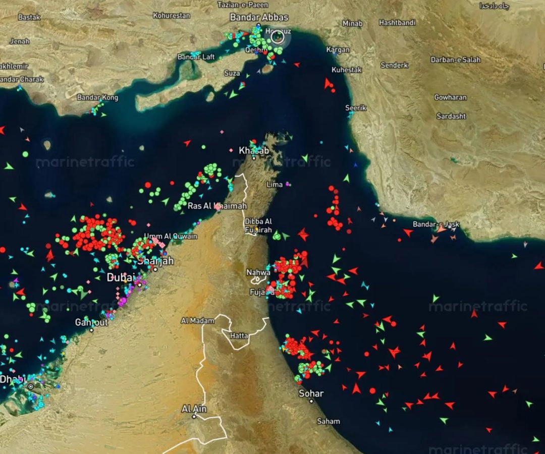 Embarcaciones alrededor del Estrecho de Ormuz, en una reciente imagen de satélite.EFE