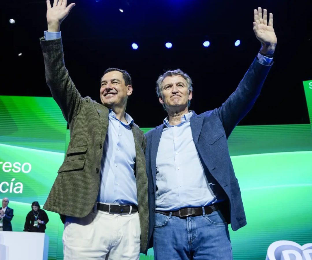 El presidente de los populares, Alberto Núñez Feijóo, junto al presidente de la Junta de Andalucía, Juanma Moreno, en la clausura del Congreso del PP-A en noviembre de 2025Joaquin Corchero