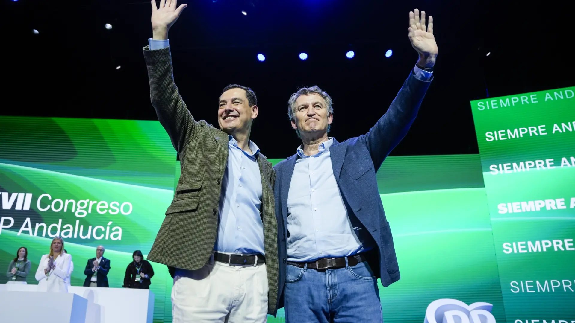 El presidente de los populares, Alberto Núñez Feijóo, junto al presidente de la Junta de Andalucía, Juanma Moreno, en la clausura del Congreso del PP-A en noviembre de 2025Joaquin Corchero