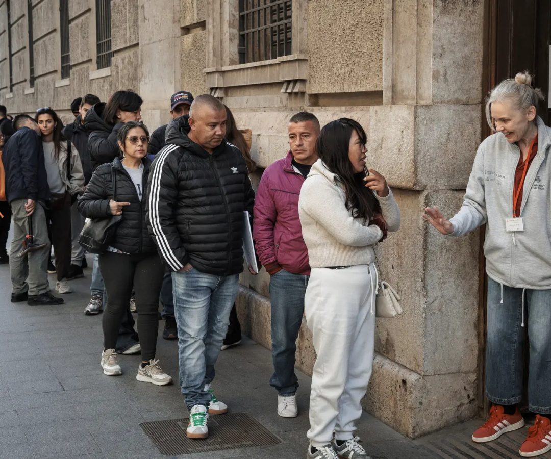 Un gran número de personas guarda cola ante el padrón municipal de Valencia.EFE/Biel Aliño