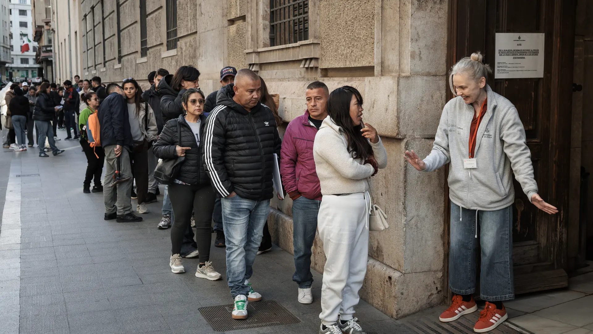 Un gran número de personas guarda cola ante el padrón municipal de Valencia.EFE/Biel Aliño