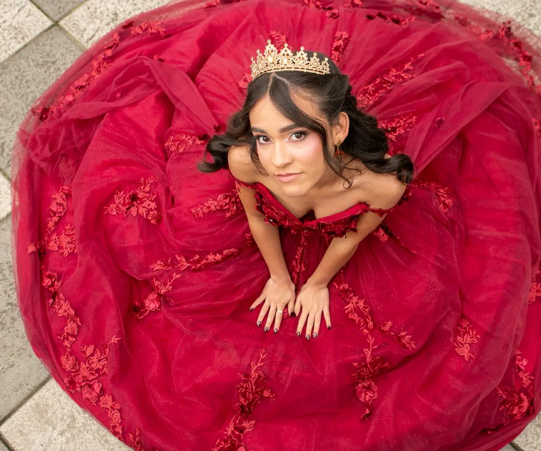Angelí Velásquez posa con su vestido de celebración de los 15 años en Madrid.Jeffersson Velásquez
