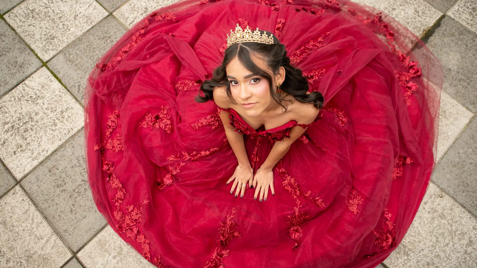 Angelí Velásquez posa con su vestido de celebración de los 15 años en Madrid.Jeffersson Velásquez