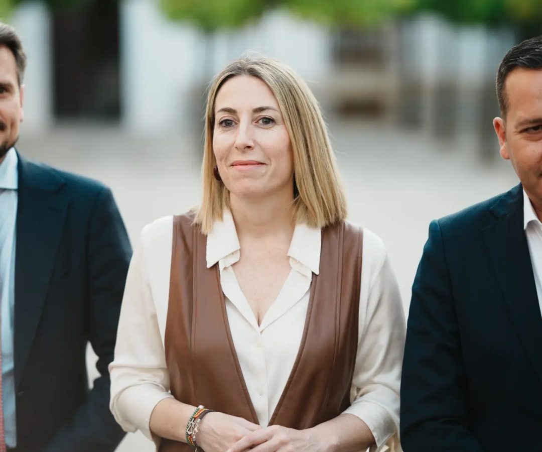 La presidenta de la Junta de Extremadura en funciones, María Guardiola (c) y el candidato de Vox en Extremadura, Óscar Fernández (d), atienden a los medios de comunicación tras alcanzar un acuerdo para un Gobierno de coalición.Europa Press