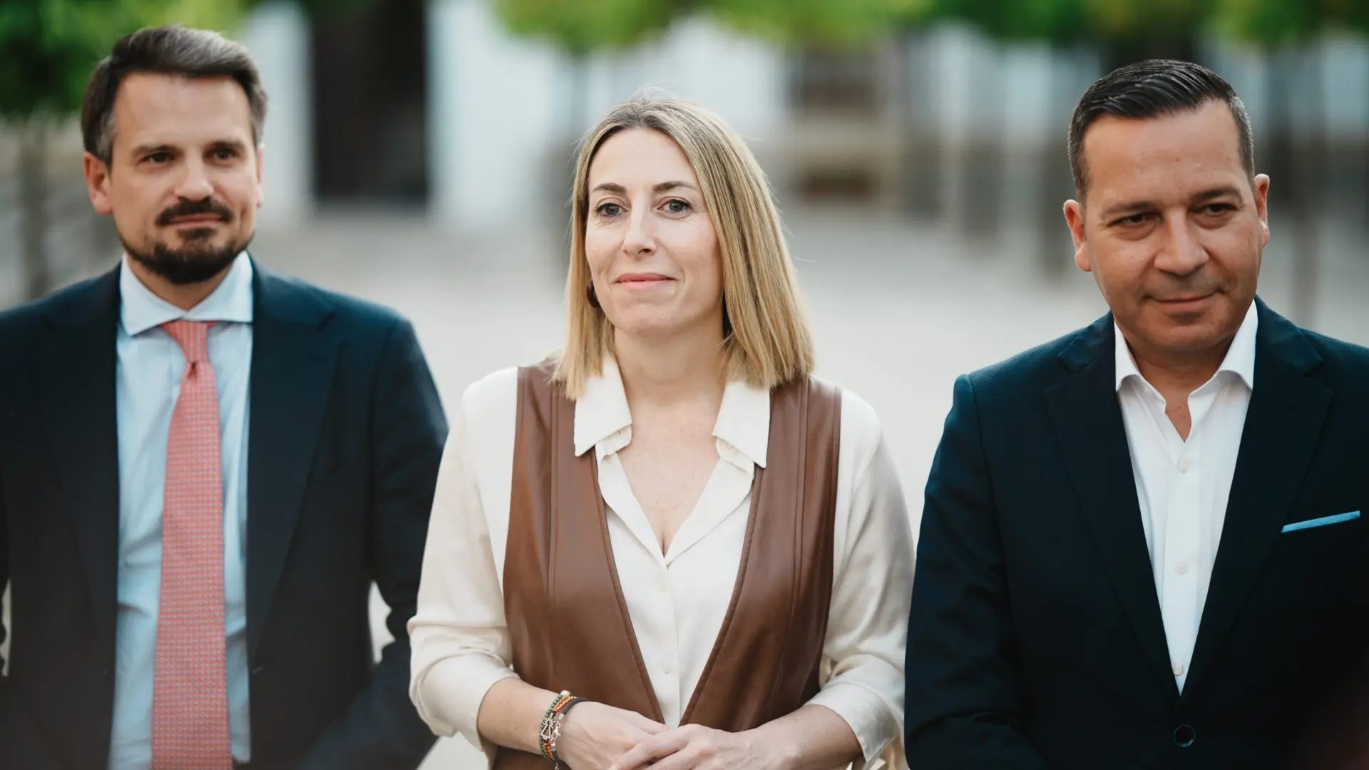 La presidenta de la Junta de Extremadura en funciones, María Guardiola (c) y el candidato de Vox en Extremadura, Óscar Fernández (d), atienden a los medios de comunicación tras alcanzar un acuerdo para un Gobierno de coalición.Europa Press