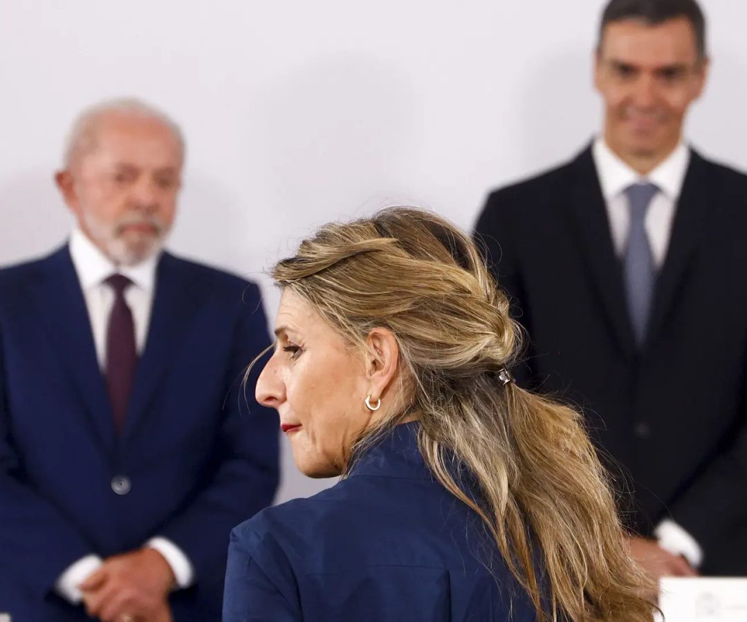 La vicepresidenta primera y ministra de Trabajo, Yolanda Díaz (c), junto a Sánchez y LulaEFE