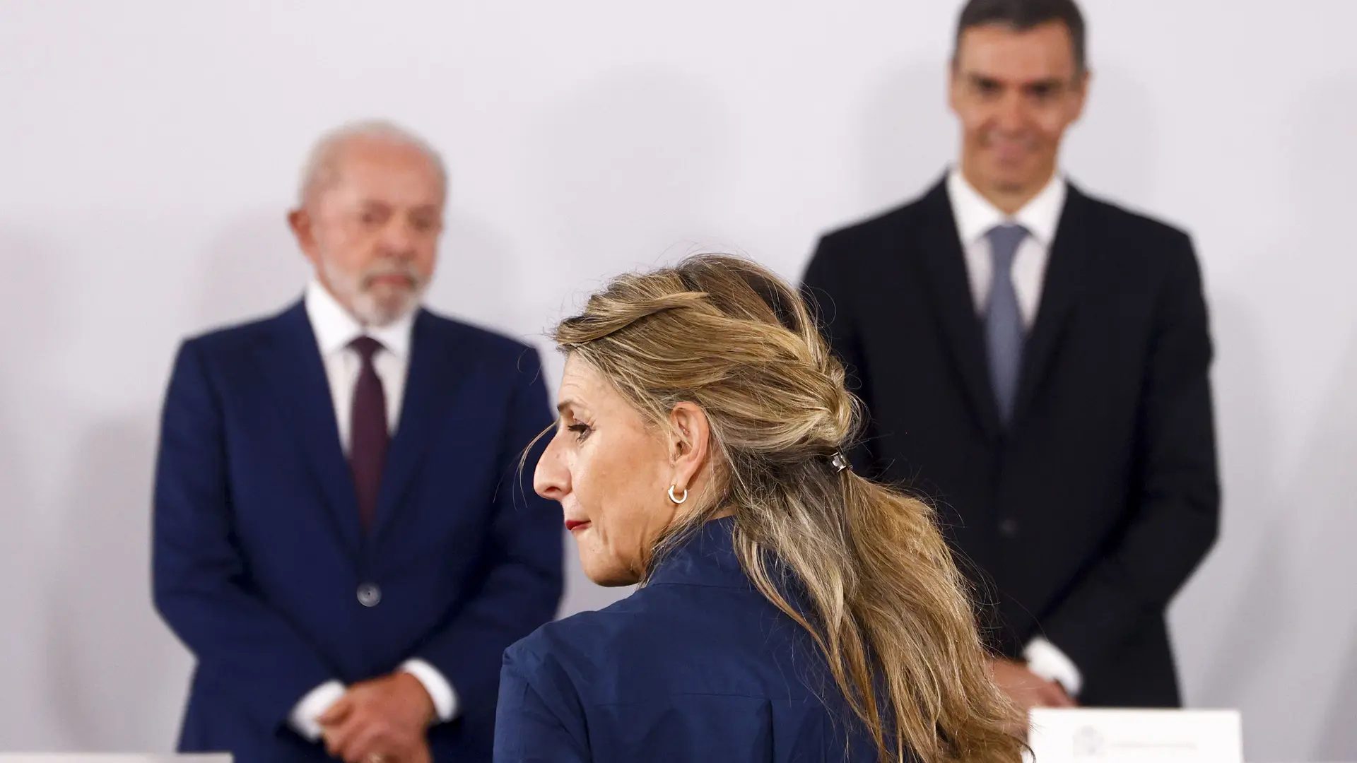 La vicepresidenta primera y ministra de Trabajo, Yolanda Díaz (c), junto a Sánchez y LulaEFE