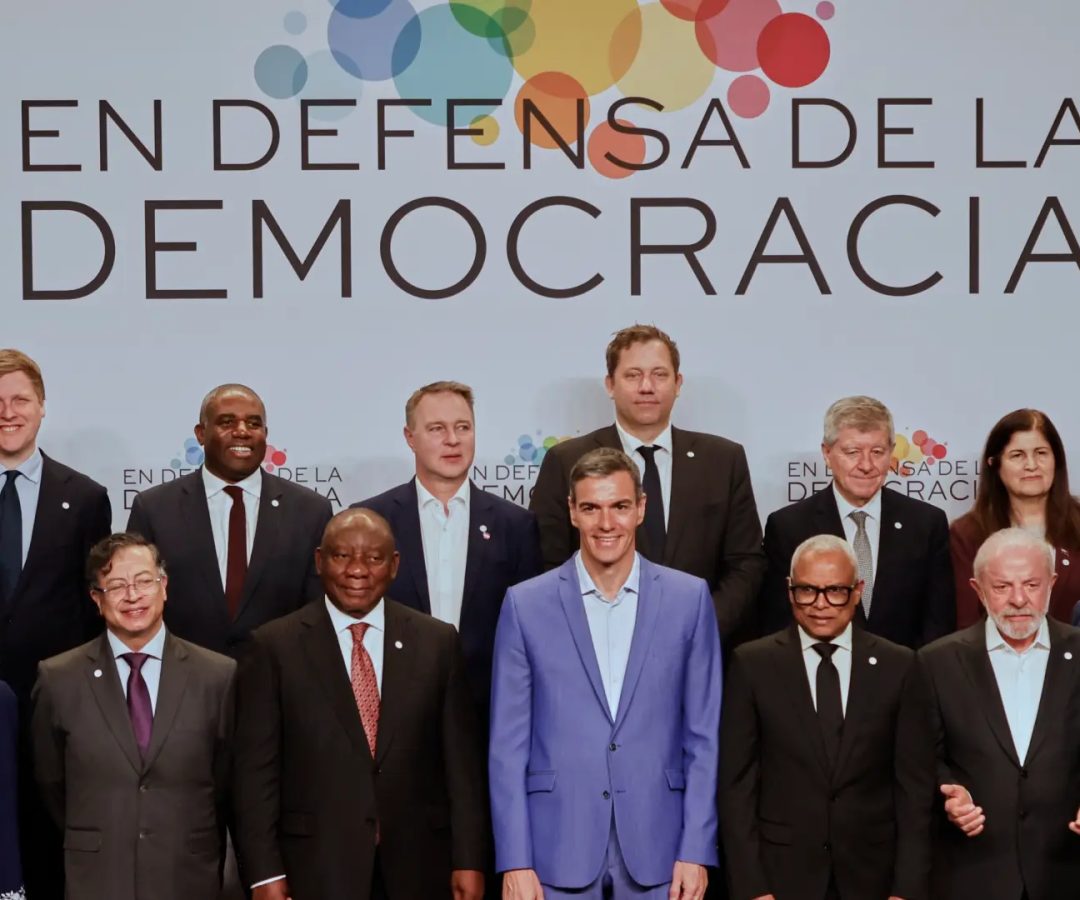 Foto de familia del foro En Defensa de la Democracia, celebrado este fin de semana en Barcelona.Joan Monfort