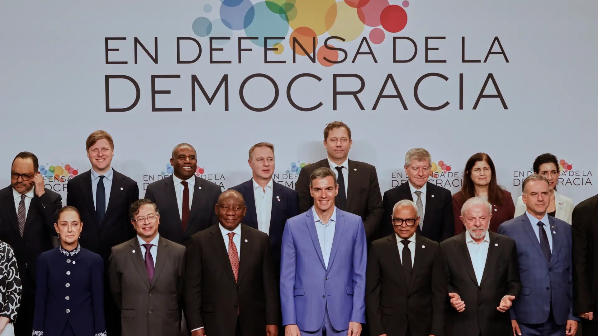 Foto de familia del foro En Defensa de la Democracia, celebrado este fin de semana en Barcelona.Joan Monfort