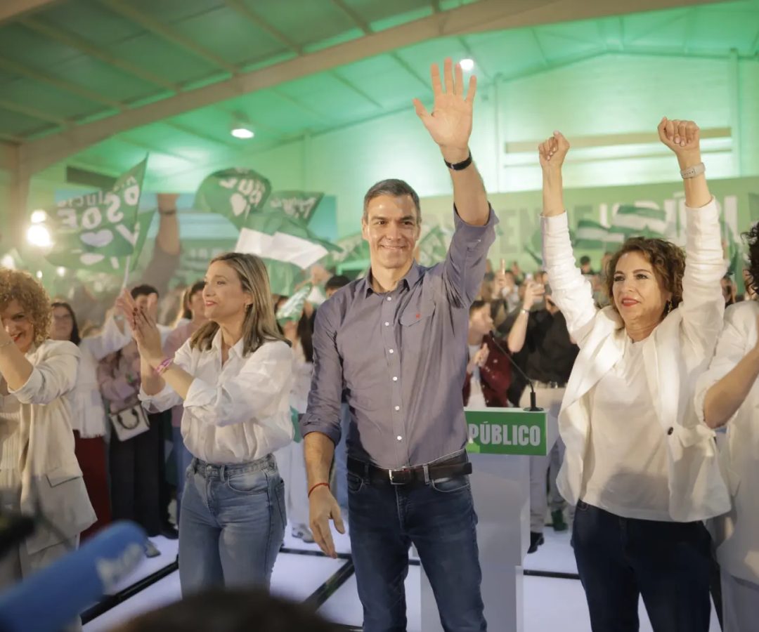 El secretario general del PSOE y presidente del Gobierno, Pedro Sánchez, y la vicesecretaria general del PSOE, secretaria general del PSOE-A y candidata a la Presidencia de la Junta de Andalucía, María Jesús Montero, en el acto público en Gibraleón.CLARA CARRASCO / EUROPA PRESS