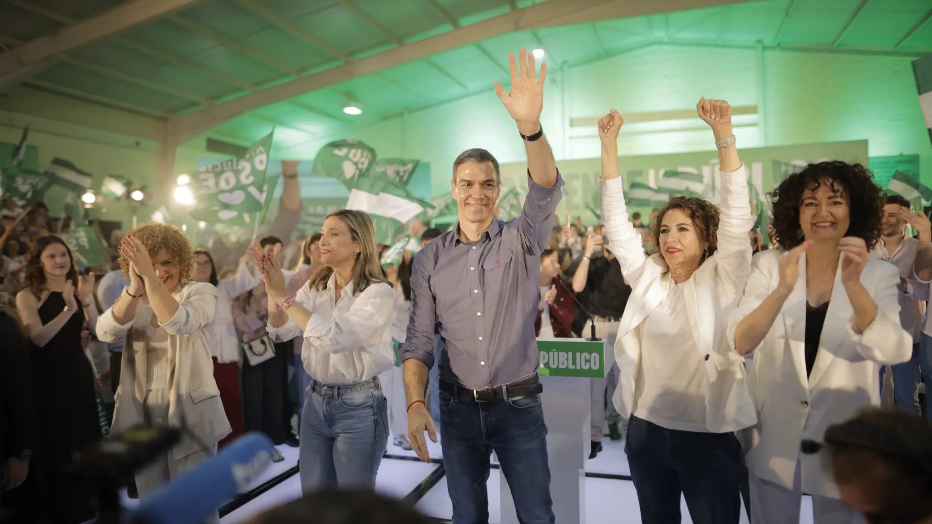 El secretario general del PSOE y presidente del Gobierno, Pedro Sánchez, y la vicesecretaria general del PSOE, secretaria general del PSOE-A y candidata a la Presidencia de la Junta de Andalucía, María Jesús Montero, en el acto público en Gibraleón.CLARA CARRASCO / EUROPA PRESS