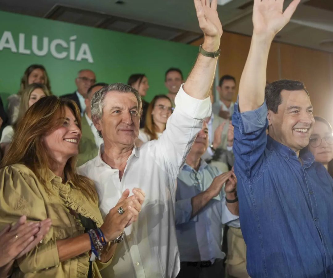 El presidente del Partido Popular, Alberto Núñez Feijóo, y el presidente de la Junta de Andalucía, Juanma Moreno (d), participan en la clausura de las jornadas intermunicipales del PP en Andalucía.EFE