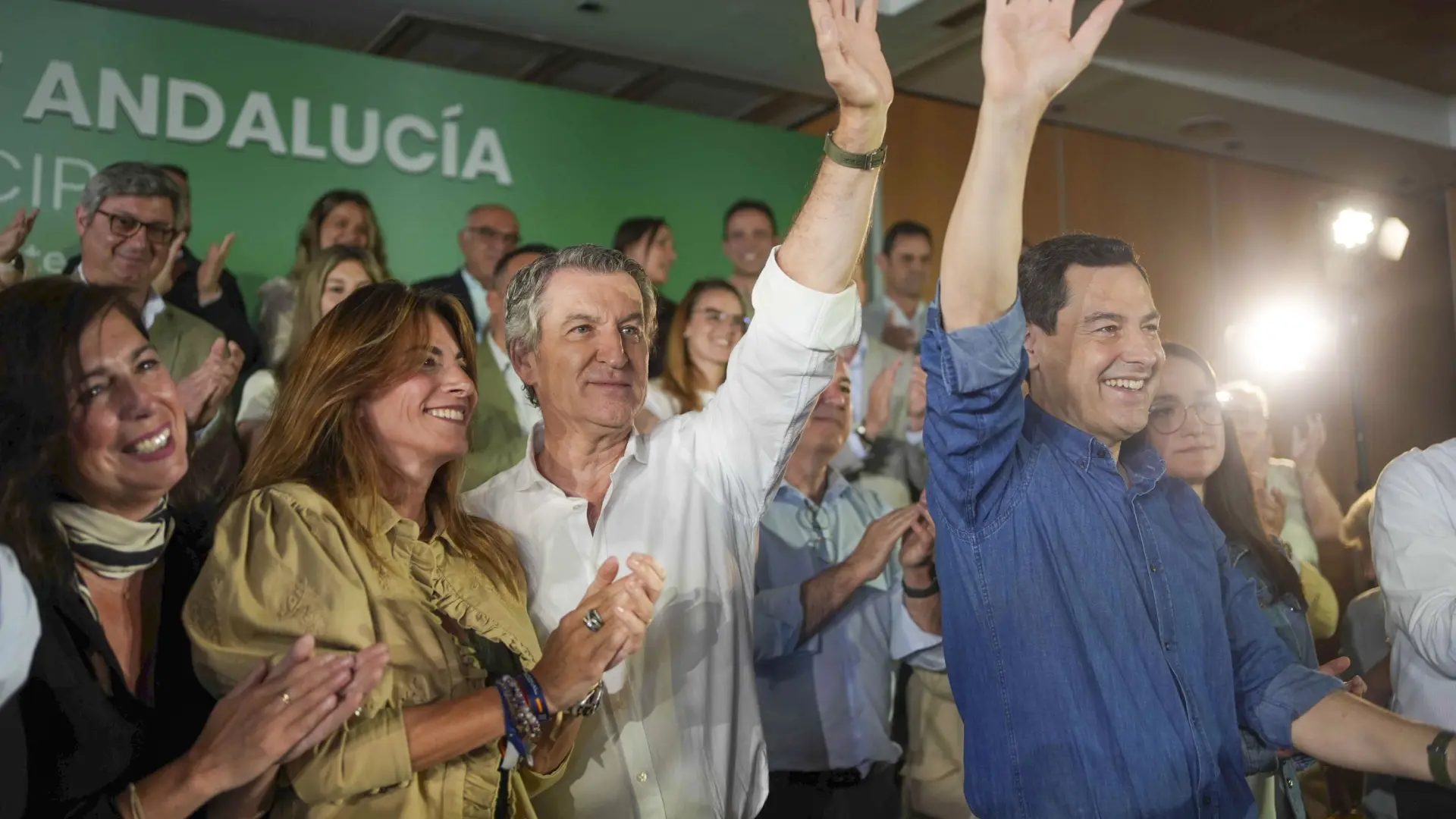 El presidente del Partido Popular, Alberto Núñez Feijóo, y el presidente de la Junta de Andalucía, Juanma Moreno (d), participan en la clausura de las jornadas intermunicipales del PP en Andalucía.EFE